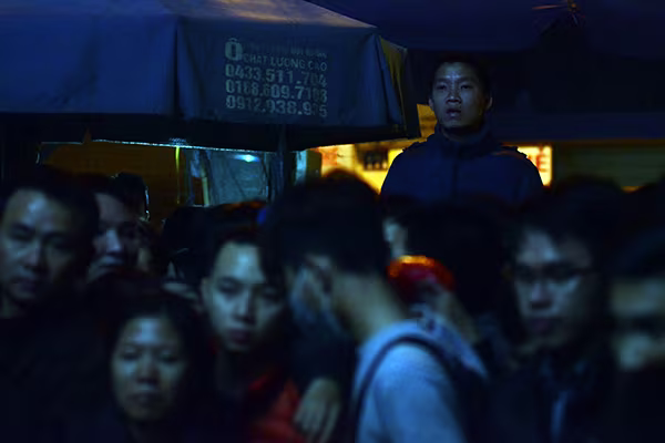 Xếp hàng trắng đêm chờ lấy số tiêm chủng cho con ảnh 6