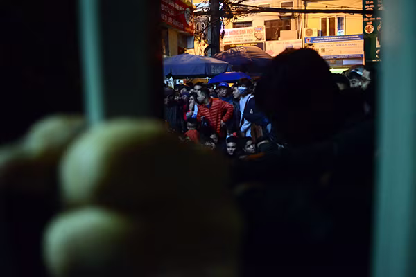 Xếp hàng trắng đêm chờ lấy số tiêm chủng cho con ảnh 4