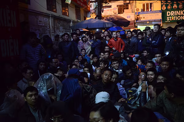 Xếp hàng trắng đêm chờ lấy số tiêm chủng cho con ảnh 1