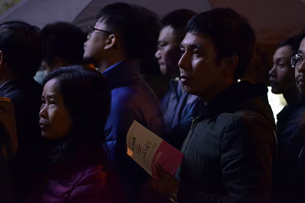 Xếp hàng trắng đêm chờ lấy số tiêm chủng cho con ảnh 5