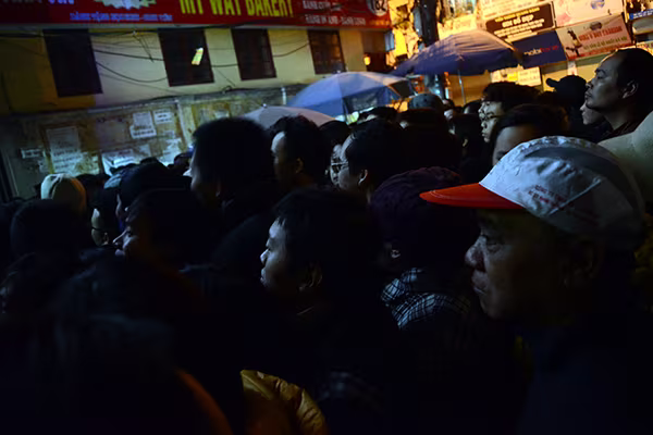 Xếp hàng trắng đêm chờ lấy số tiêm chủng cho con ảnh 8