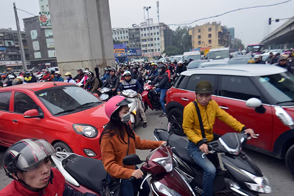 Nhiều người đến công sở muộn vì tắc đường ảnh 4