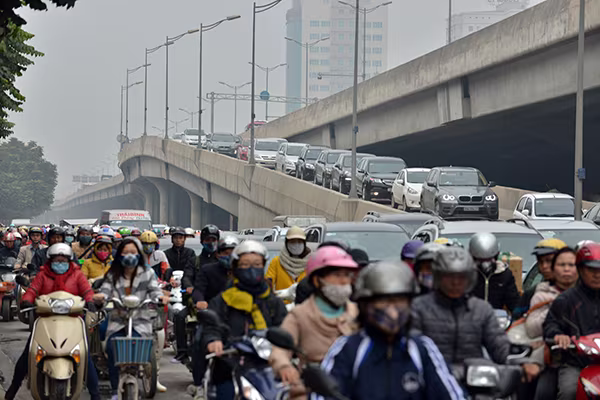 Nhiều người đến công sở muộn vì tắc đường ảnh 3