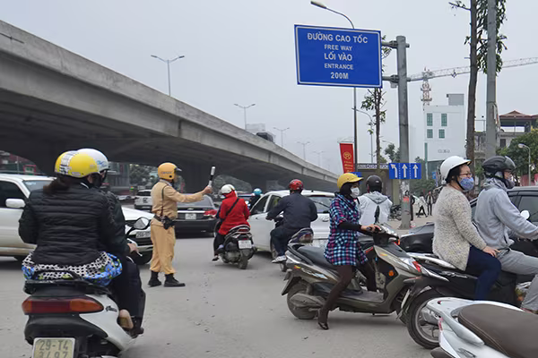 Nhiều người đến công sở muộn vì tắc đường ảnh 5