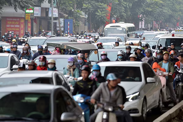 Nhiều người đến công sở muộn vì tắc đường ảnh 2