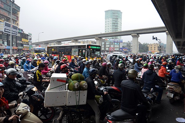 Nhiều người đến công sở muộn vì tắc đường ảnh 1 Nhiều người đến công sở muộn vì tắc đường ảnh 1