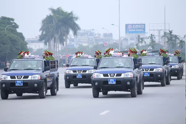 Trực thăng và dàn xe khủng tham gia bảo vệ Đại hội Đảng XII ảnh 7 Trực thăng và dàn xe khủng tham gia bảo vệ Đại hội Đảng XII ảnh 7