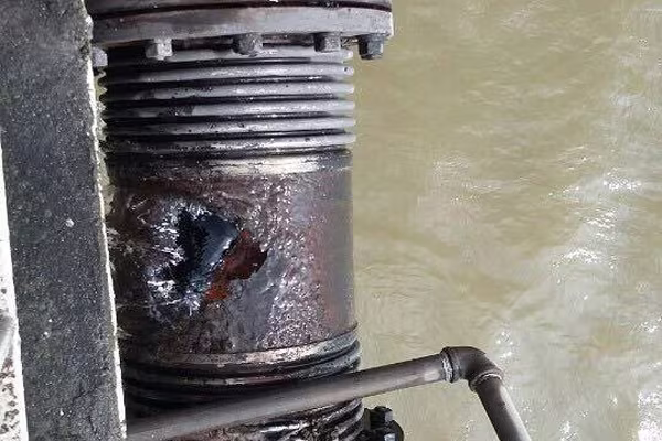 Cầu Chương Dương: Vỡ đường ống nước, người đi đường phải mặc áo mưa giữa trời nắng ảnh 2 Cầu Chương Dương: Vỡ đường ống nước, người đi đường phải mặc áo mưa giữa trời nắng ảnh 2
