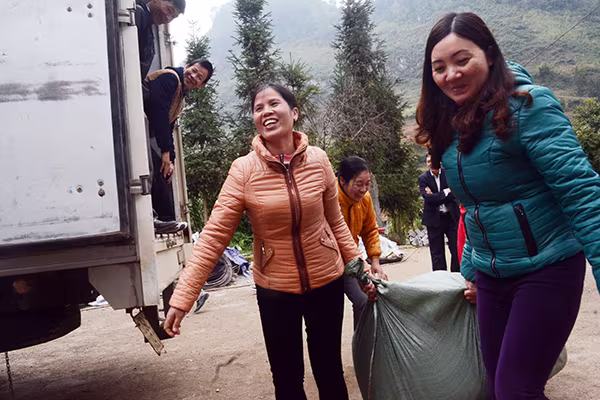 Mang chăn ấm đến với học sinh vùng cao biên giới Hà Giang ảnh 10 Mang chăn ấm đến với học sinh vùng cao biên giới Hà Giang ảnh 10