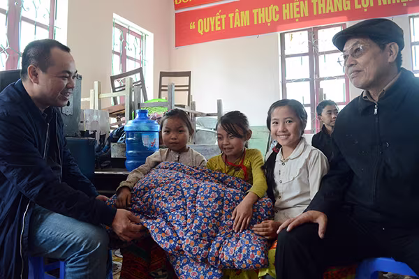 Mang chăn ấm đến với học sinh vùng cao biên giới Hà Giang ảnh 11 Mang chăn ấm đến với học sinh vùng cao biên giới Hà Giang ảnh 11