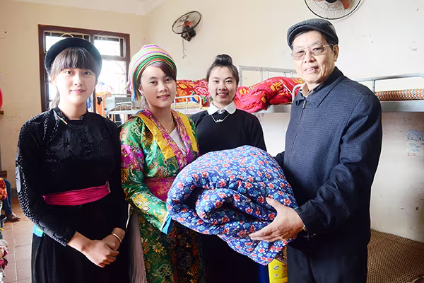 Mang chăn ấm đến với học sinh vùng cao biên giới Hà Giang ảnh 6 Mang chăn ấm đến với học sinh vùng cao biên giới Hà Giang ảnh 6