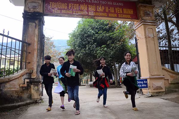 Mang chăn ấm đến với học sinh vùng cao biên giới Hà Giang ảnh 12 Mang chăn ấm đến với học sinh vùng cao biên giới Hà Giang ảnh 12