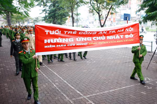 Hơn 900 thanh niên Công an Thủ đô tham gia hiến máu cứu người ảnh 3