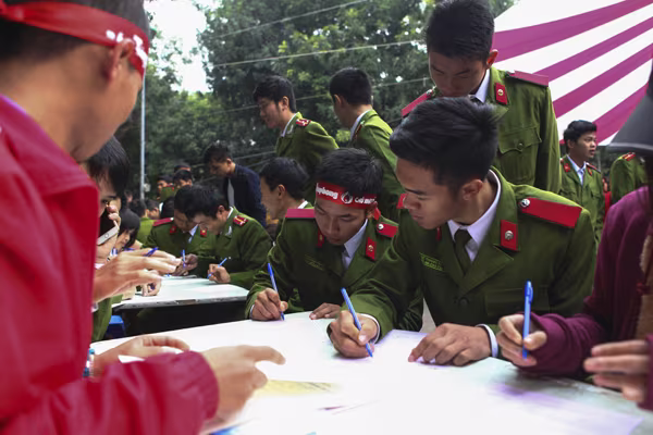 Hơn 900 thanh niên Công an Thủ đô tham gia hiến máu cứu người ảnh 4