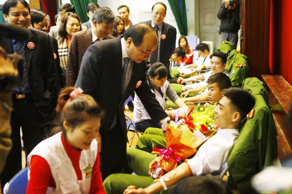 Hơn 900 thanh niên Công an Thủ đô tham gia hiến máu cứu người ảnh 1