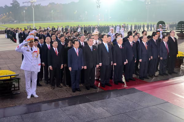 Các đại biểu dự Đại hội Đảng toàn quốc lần thứ XII viếng Chủ tịch Hồ Chí Minh ảnh 1 Các đại biểu dự Đại hội Đảng toàn quốc lần thứ XII viếng Chủ tịch Hồ Chí Minh ảnh 1