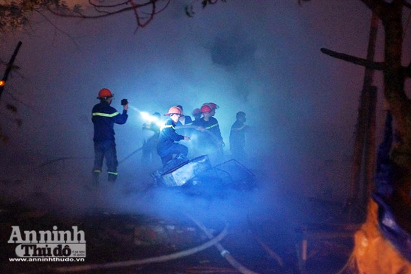 Khu nhà tạm bán hàng ăn uống bốc cháy giữa đêm mưa lạnh ảnh 1 Khu nhà tạm bán hàng ăn uống bốc cháy giữa đêm mưa lạnh ảnh 1