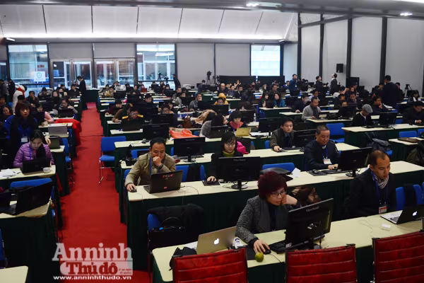 Xem các phóng viên tác nghiệp tại Đại hội Đảng toàn quốc lần thứ XII ảnh 1