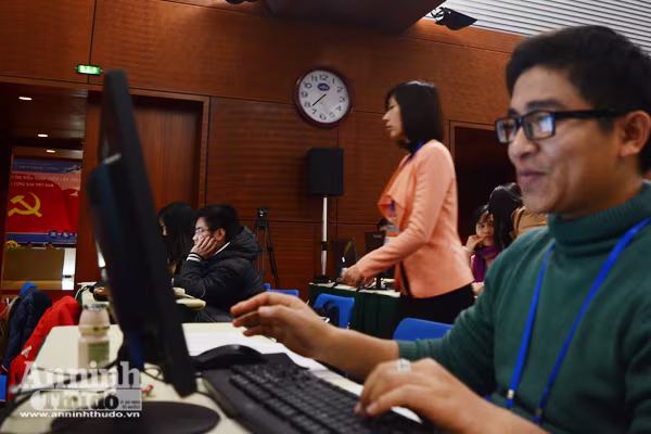 Xem các phóng viên tác nghiệp tại Đại hội Đảng toàn quốc lần thứ XII ảnh 12