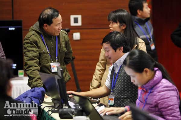 Xem các phóng viên tác nghiệp tại Đại hội Đảng toàn quốc lần thứ XII ảnh 11