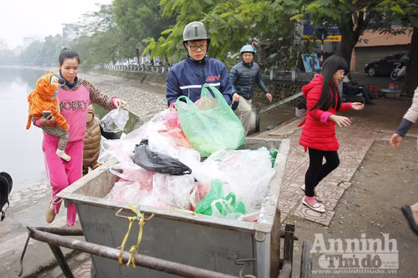Xem "phương tiện" đặc biệt đưa cá chép xuống sông tiễn ông Táo ảnh 14 Xem "phương tiện" đặc biệt đưa cá chép xuống sông tiễn ông Táo ảnh 14