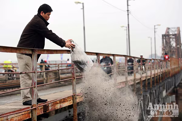 Xem "phương tiện" đặc biệt đưa cá chép xuống sông tiễn ông Táo ảnh 15 Xem "phương tiện" đặc biệt đưa cá chép xuống sông tiễn ông Táo ảnh 15