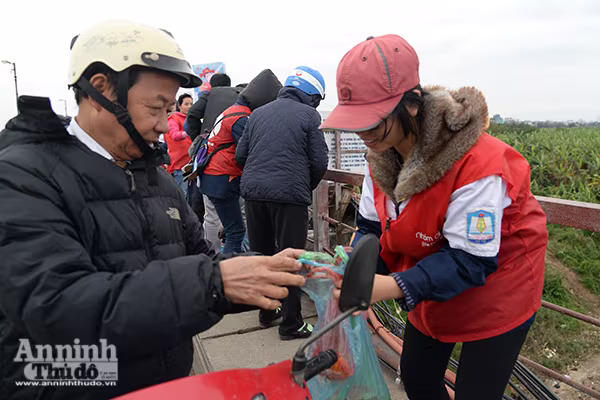 Xem "phương tiện" đặc biệt đưa cá chép xuống sông tiễn ông Táo ảnh 2 Xem "phương tiện" đặc biệt đưa cá chép xuống sông tiễn ông Táo ảnh 2
