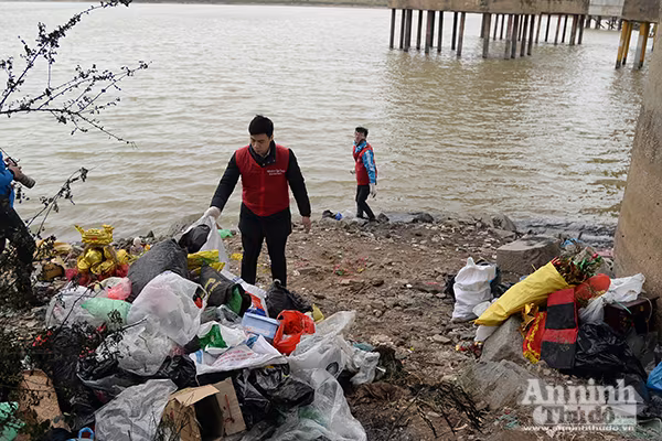 Xem "phương tiện" đặc biệt đưa cá chép xuống sông tiễn ông Táo ảnh 6 Xem "phương tiện" đặc biệt đưa cá chép xuống sông tiễn ông Táo ảnh 6