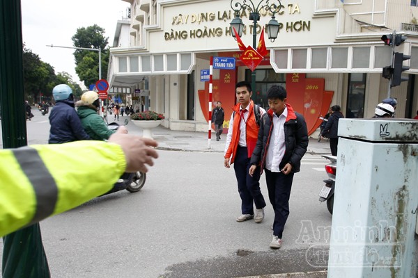 Người đi bộ "hồn nhiên" vi phạm Luật Giao thông ảnh 6 Người đi bộ "hồn nhiên" vi phạm Luật Giao thông ảnh 6