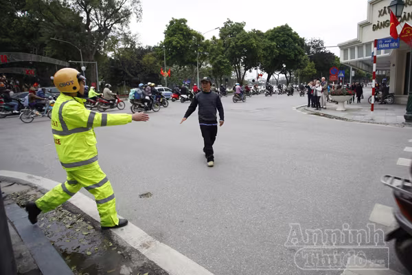 Người đi bộ "hồn nhiên" vi phạm Luật Giao thông ảnh 1 Người đi bộ "hồn nhiên" vi phạm Luật Giao thông ảnh 1