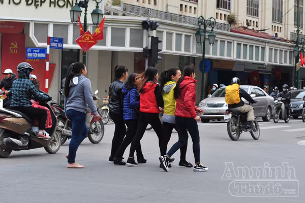 Người đi bộ "hồn nhiên" vi phạm Luật Giao thông ảnh 3 Người đi bộ "hồn nhiên" vi phạm Luật Giao thông ảnh 3