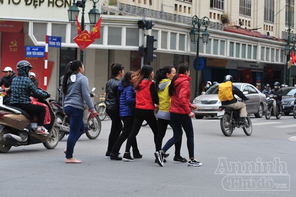 Người đi bộ "hồn nhiên" vi phạm Luật Giao thông ảnh 3 Người đi bộ "hồn nhiên" vi phạm Luật Giao thông ảnh 3