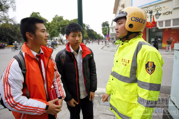 Người đi bộ "hồn nhiên" vi phạm Luật Giao thông ảnh 7 Người đi bộ "hồn nhiên" vi phạm Luật Giao thông ảnh 7