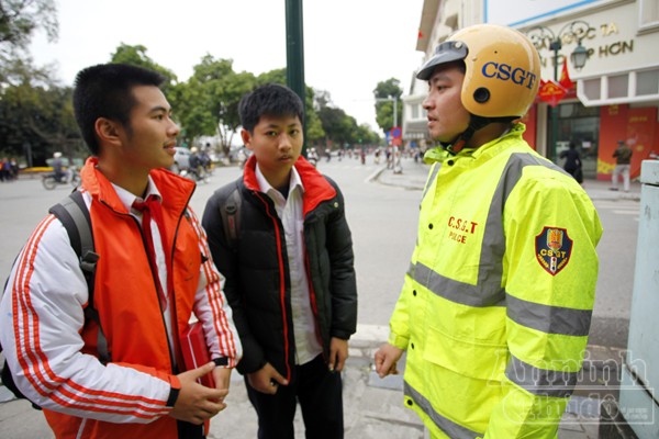 Người đi bộ "hồn nhiên" vi phạm Luật Giao thông ảnh 7 Người đi bộ "hồn nhiên" vi phạm Luật Giao thông ảnh 7