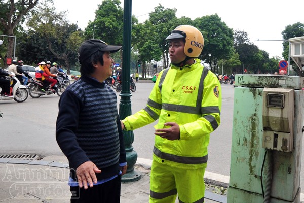 Người đi bộ "hồn nhiên" vi phạm Luật Giao thông ảnh 5 Người đi bộ "hồn nhiên" vi phạm Luật Giao thông ảnh 5