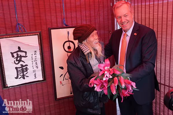 Xem Đại sứ Mỹ viết thư pháp đón chào năm mới Bính Thân ảnh 3