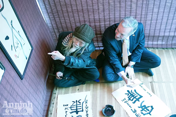 Xem Đại sứ Mỹ viết thư pháp đón chào năm mới Bính Thân ảnh 4