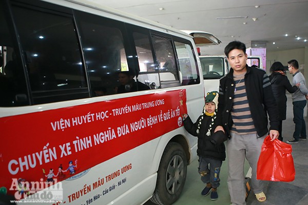Cảm động chuyến xe tình nghĩa đưa bệnh nhân nhi về quê ăn tết ảnh 2 Cảm động chuyến xe tình nghĩa đưa bệnh nhân nhi về quê ăn tết ảnh 2