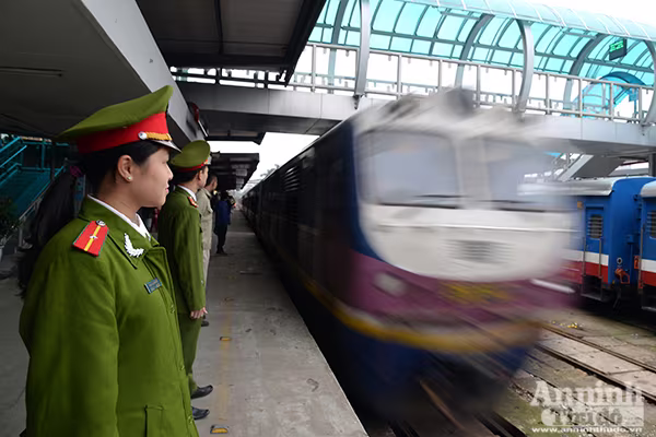 Những hình ảnh cảm xúc ở sân ga chiều cuối năm ảnh 1 Những hình ảnh cảm xúc ở sân ga chiều cuối năm ảnh 1