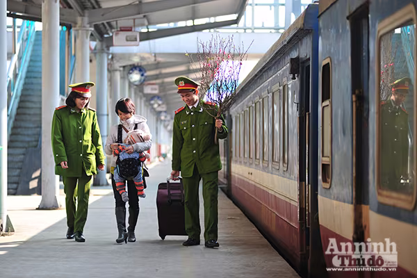 Những hình ảnh cảm xúc ở sân ga chiều cuối năm ảnh 3 Những hình ảnh cảm xúc ở sân ga chiều cuối năm ảnh 3
