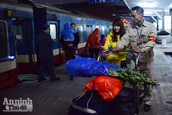 Những hình ảnh cảm xúc ở sân ga chiều cuối năm ảnh 6 Những hình ảnh cảm xúc ở sân ga chiều cuối năm ảnh 6