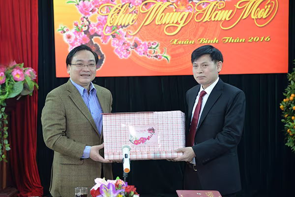 Bí thư Thành ủy Hoàng Trung Hải thăm hỏi, động viên các đơn vị ứng trực phục vụ nhân dân dịp Tết ảnh 6 Bí thư Thành ủy Hoàng Trung Hải thăm hỏi, động viên các đơn vị ứng trực phục vụ nhân dân dịp Tết ảnh 6