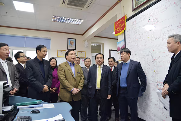 Bí thư Thành ủy Hoàng Trung Hải thăm hỏi, động viên các đơn vị ứng trực phục vụ nhân dân dịp Tết ảnh 10 Bí thư Thành ủy Hoàng Trung Hải thăm hỏi, động viên các đơn vị ứng trực phục vụ nhân dân dịp Tết ảnh 10