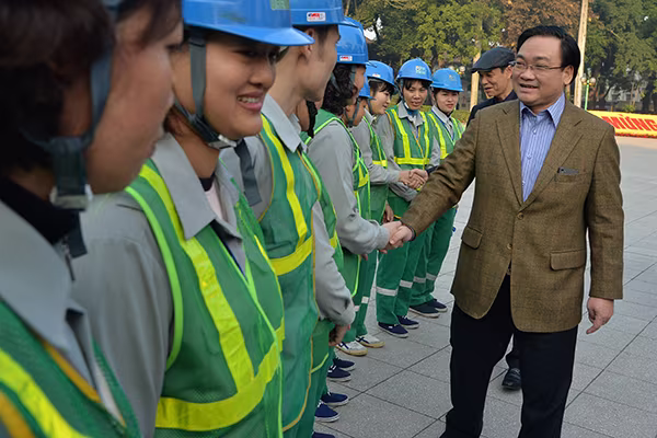 Bí thư Thành ủy Hoàng Trung Hải thăm hỏi, động viên các đơn vị ứng trực phục vụ nhân dân dịp Tết ảnh 2 Bí thư Thành ủy Hoàng Trung Hải thăm hỏi, động viên các đơn vị ứng trực phục vụ nhân dân dịp Tết ảnh 2