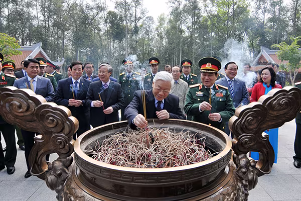 Tổng Bí thư Nguyễn Phú Trọng trồng cây nhớ ơn Bác Hồ tại Khu di tích K9, Ba Vì ảnh 1 Tổng Bí thư Nguyễn Phú Trọng trồng cây nhớ ơn Bác Hồ tại Khu di tích K9, Ba Vì ảnh 1