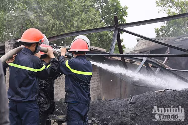 Xưởng sản xuất khung tranh bị "bà hỏa" thiêu rụi ảnh 5 Xưởng sản xuất khung tranh bị "bà hỏa" thiêu rụi ảnh 5