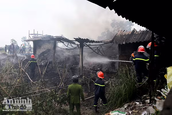 Xưởng sản xuất khung tranh bị "bà hỏa" thiêu rụi ảnh 1 Xưởng sản xuất khung tranh bị "bà hỏa" thiêu rụi ảnh 1