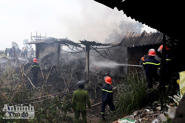 Xưởng sản xuất khung tranh bị "bà hỏa" thiêu rụi ảnh 1 Xưởng sản xuất khung tranh bị "bà hỏa" thiêu rụi ảnh 1