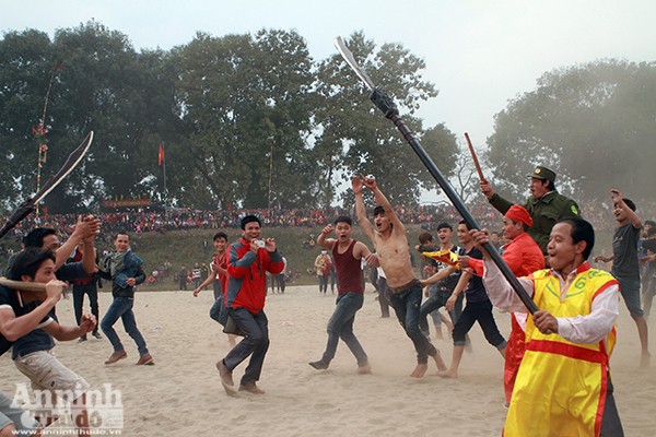 Những hình ảnh bạo lực sởn gai ốc tại hội phết Hiền Quan 2016 ảnh 3 Những hình ảnh bạo lực sởn gai ốc tại hội phết Hiền Quan 2016 ảnh 3