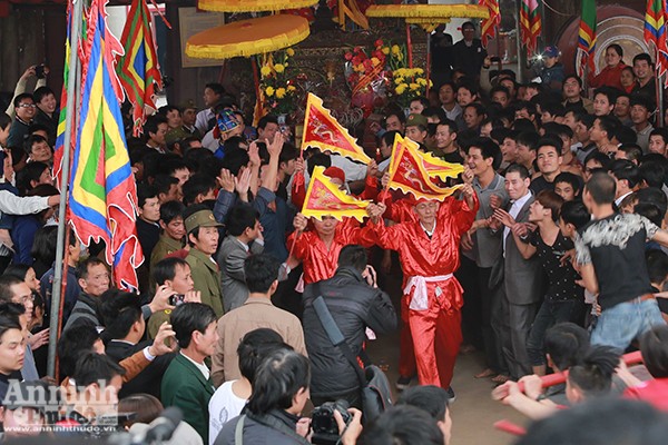 Những hình ảnh bạo lực sởn gai ốc tại hội phết Hiền Quan 2016 ảnh 2 Những hình ảnh bạo lực sởn gai ốc tại hội phết Hiền Quan 2016 ảnh 2